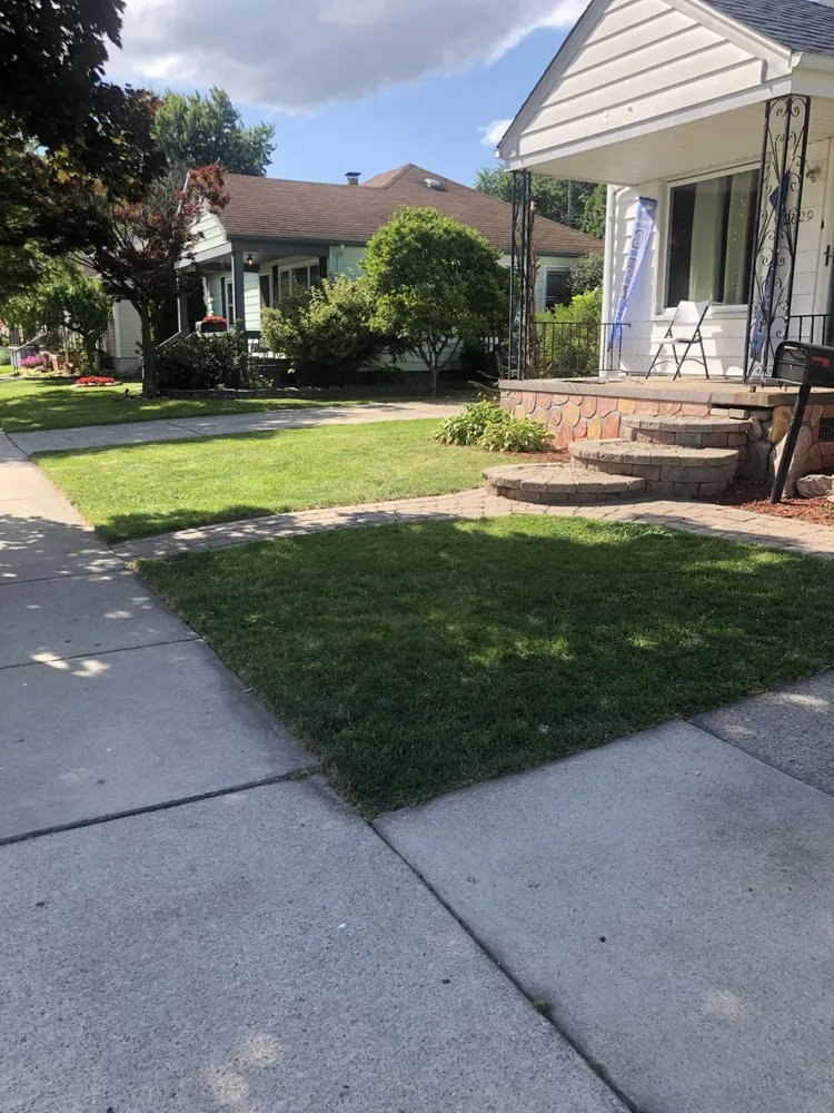 Professional lawn mowing service experts serving Detroit, MI - Proline Lawn Manicuring Service