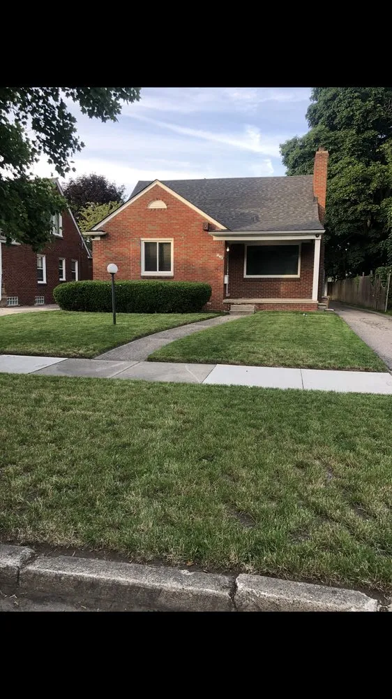 Affordable lawn mowing service for homes in Detroit, MI by Proline Lawn Manicuring Service