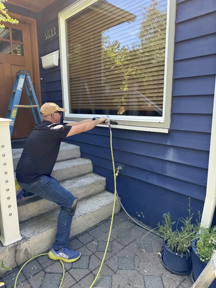 Professional lawn care service experts serving Des Moines, WA - Property Pulse