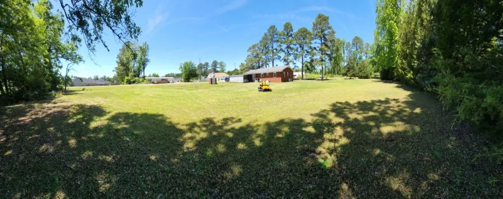 Reliable lawn care service experts serving Jacksonville, NC - Pros & Cons Landscaping