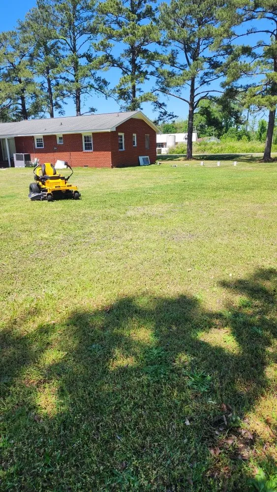 Reliable yard maintenance in Jacksonville, NC by Pros & Cons Landscaping