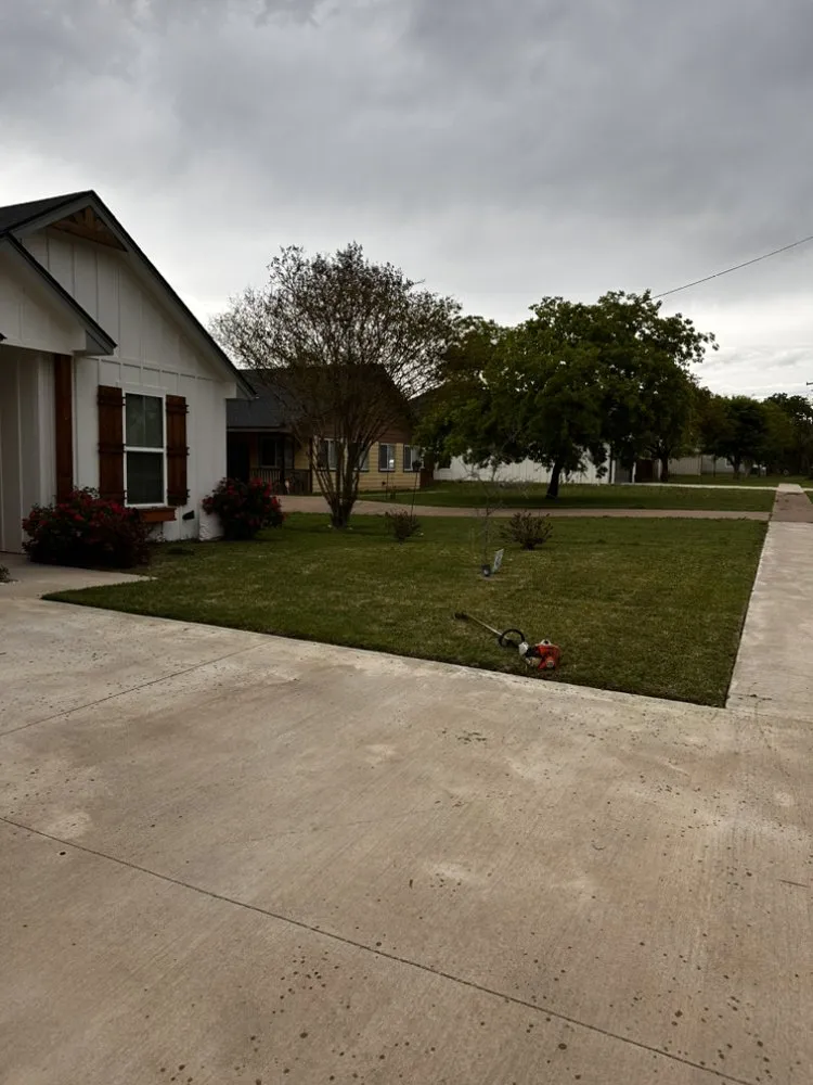Reliable garden landscaping for residential properties in McGregor, TX by Pursley’s Lawn and Landscape