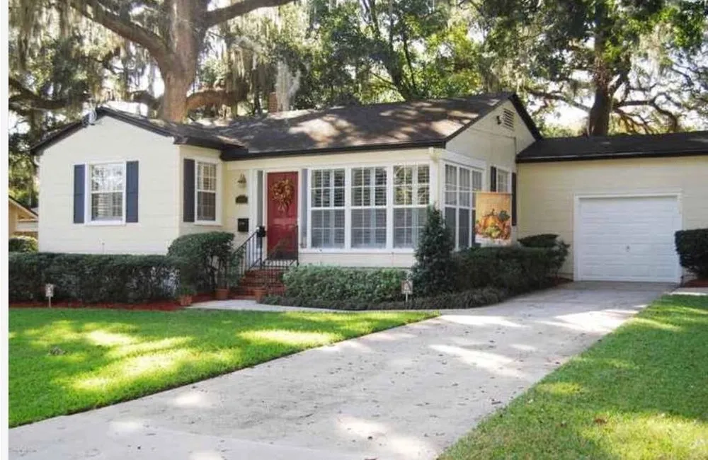 Trusted lawn care service experts serving Jacksonville, FL - Pyramid Lawn Services