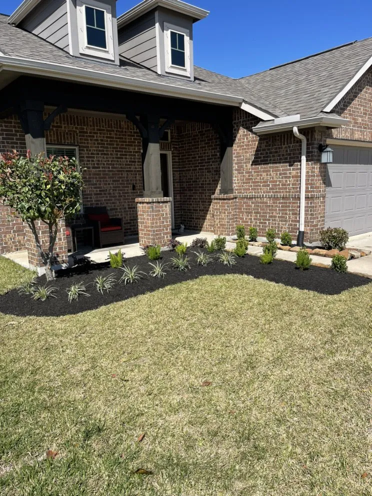 Custom yard maintenance experts serving League City, TX - Quality landscaping & maintenance