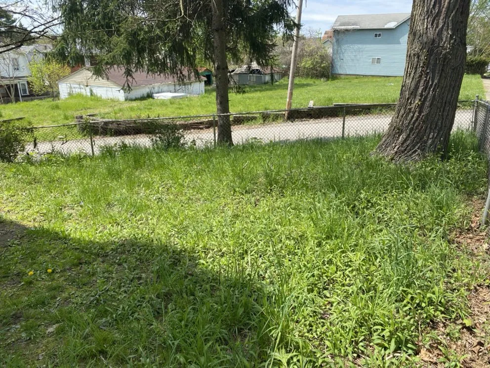 Professional lawn mowing service in Pittsburgh, PA - Quality Landscaping