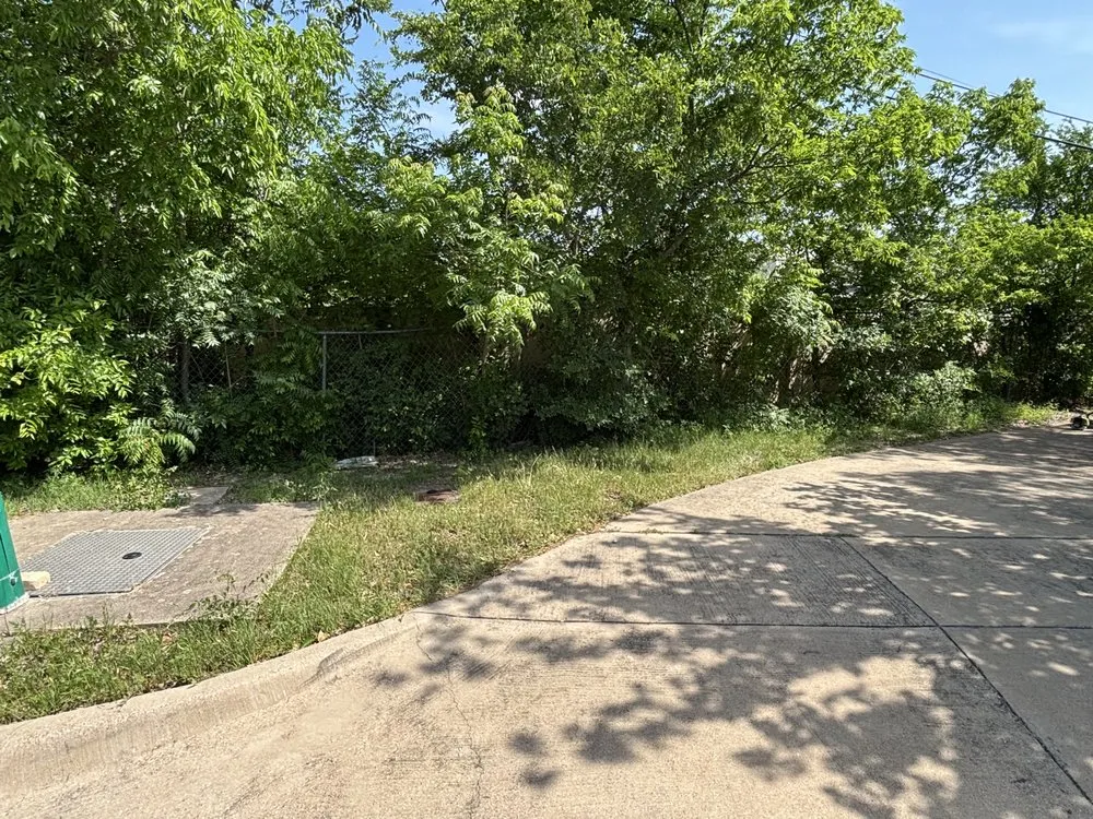 Reliable yard maintenance in Fort Worth, TX by Quality Lawn & Landscape