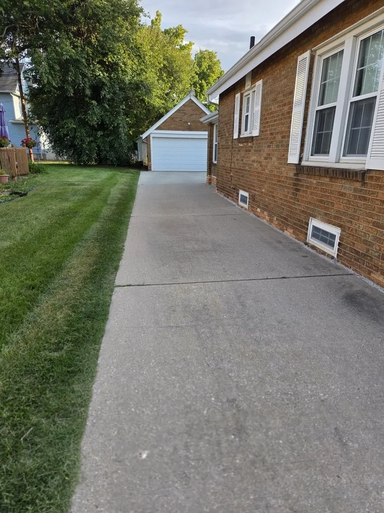 Top-rated yard maintenance in Beloit, WI - Quality Lawn