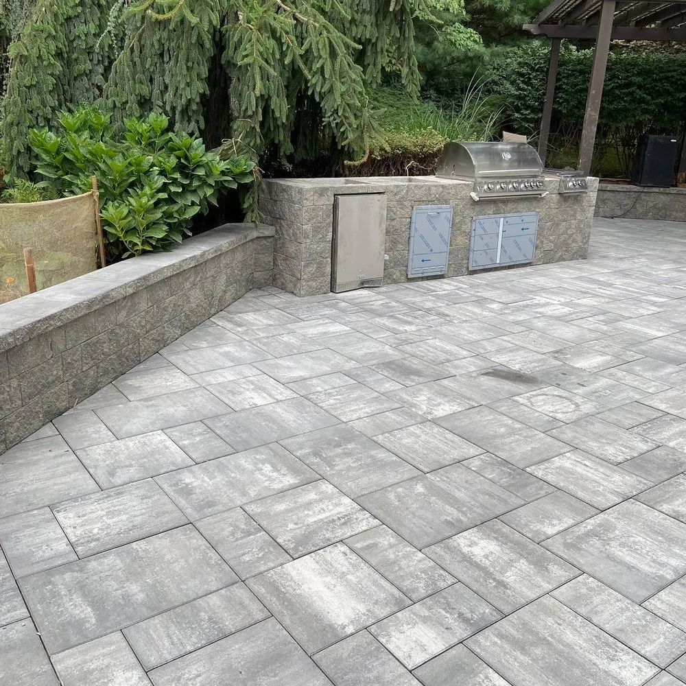 Custom lawn mowing service experts serving Copiague, NY - Quality Pavers Construction