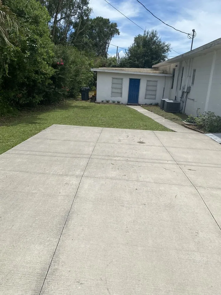 Affordable yard maintenance in Auburndale, FL by Quans Mowing