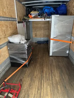 Quarter Style Moving Logo