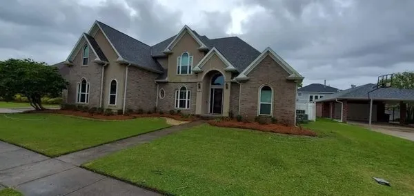 Quick & Clean Lawn Care Logo