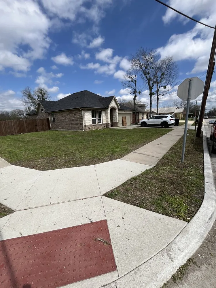 Top-rated garden landscaping for homes in Greenville, TX by Quick Cut Lawns