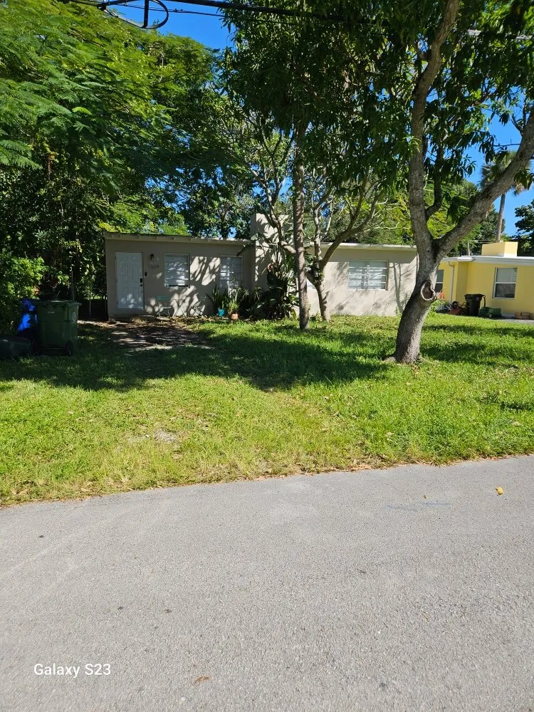 Affordable outdoor landscaping experts serving Lauderhill, FL - Quick Trimms Lawn Care