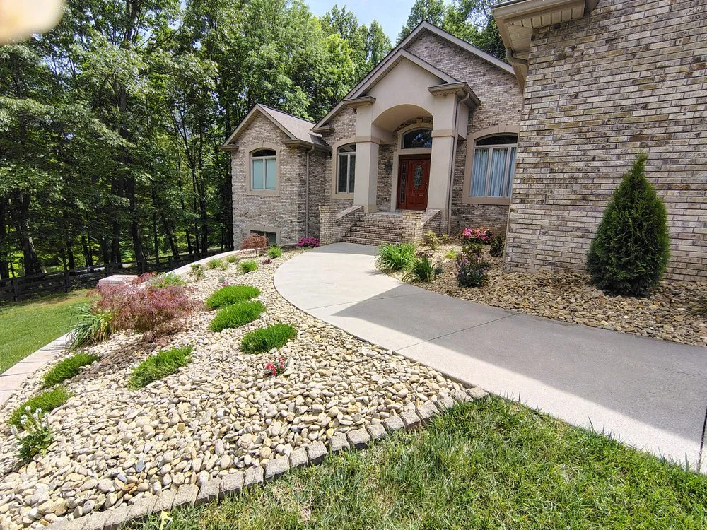 Professional garden landscaping experts serving Piney Flats, TN - R & J Lawn Care