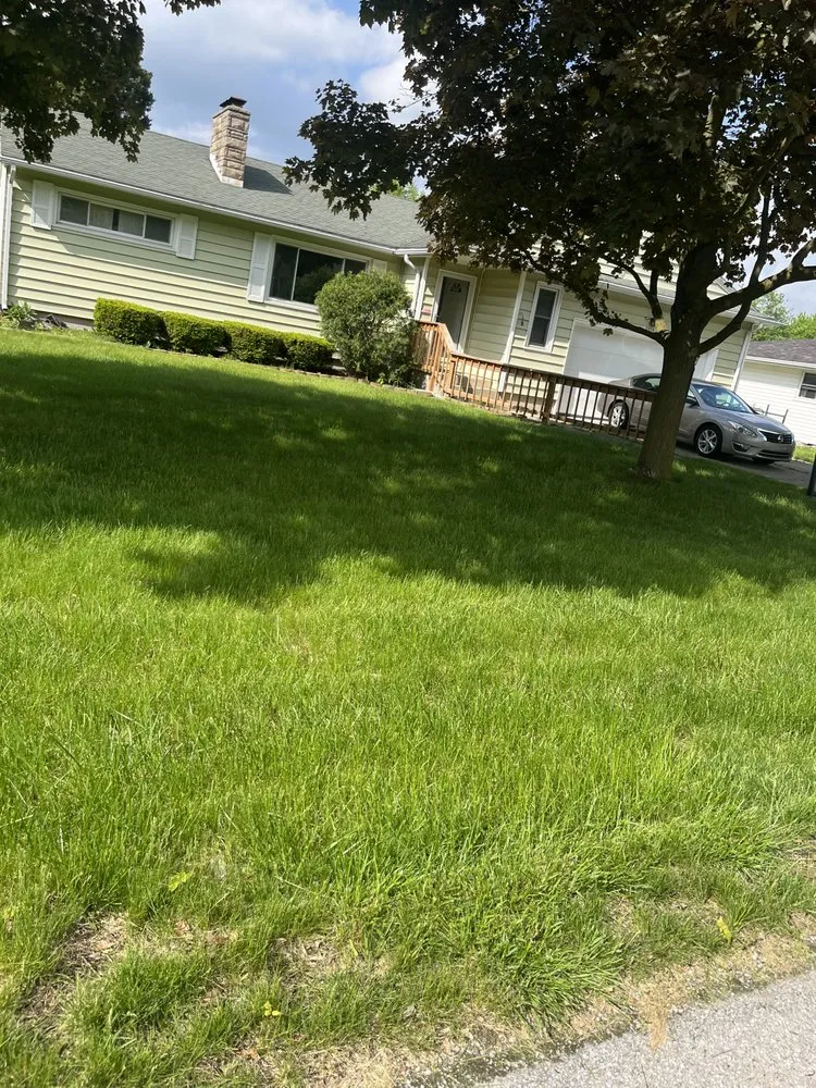 Professional yard maintenance in Fort Wayne, IN by R & Z landscaping