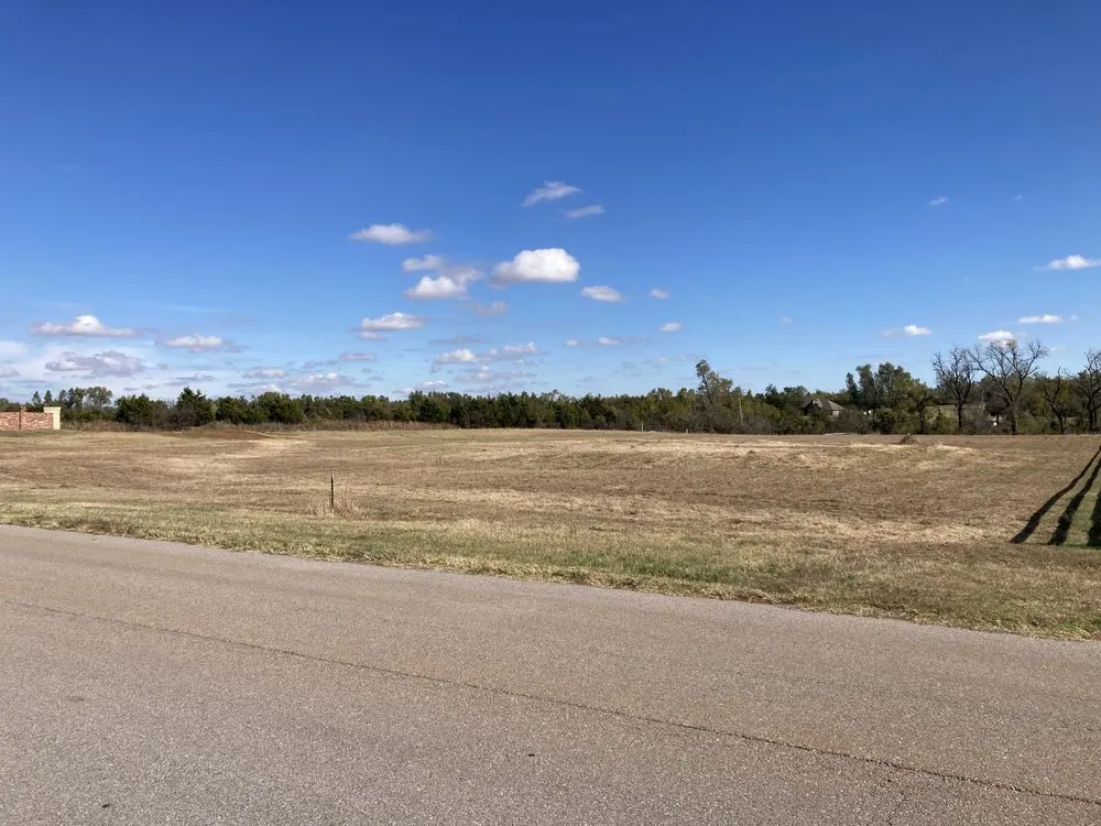 Expert yard maintenance experts serving Oklahoma City, OK - R H Maintenance