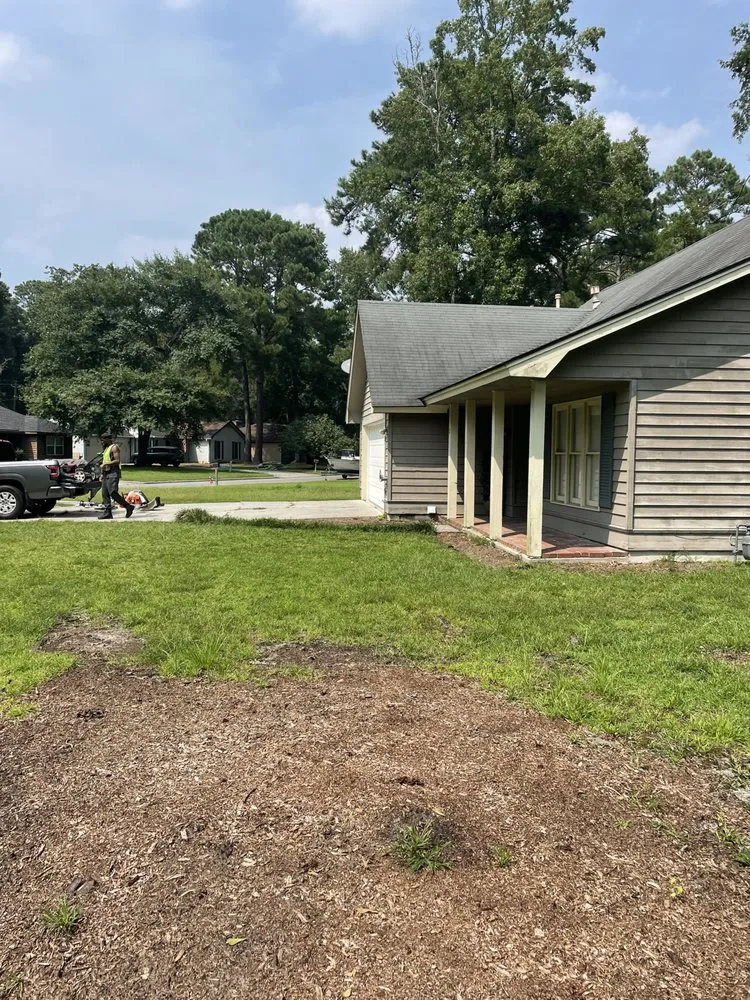 Top-rated landscape design for homes in Savannah, GA by R Williams Lawn Care Service