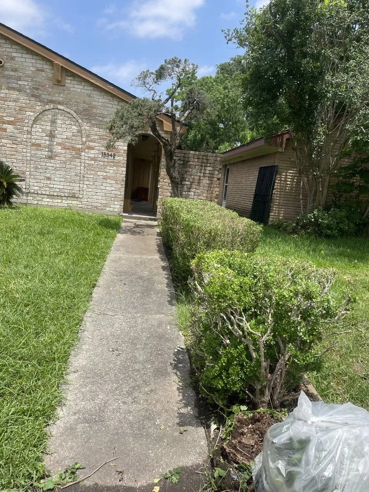 Affordable residential landscaping for homes in Sugar Land, TX by R y A landscaping