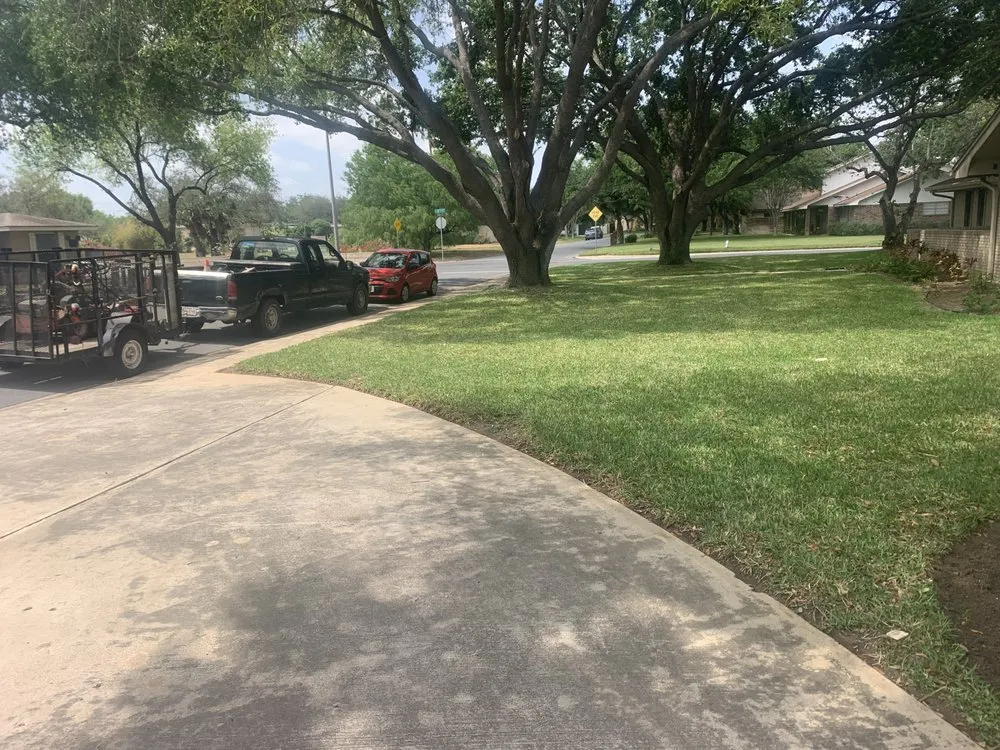 Reliable lawn mowing service experts serving Palmhurst, TX - Rafa’s Lawn Care service