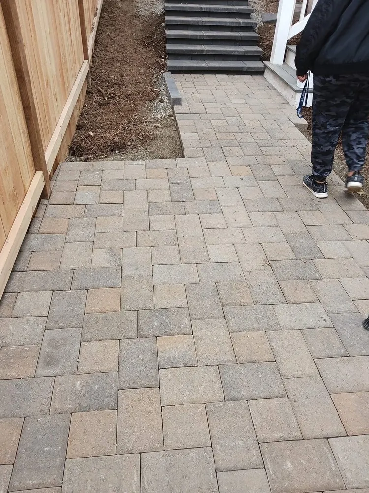 Custom lawn care service experts serving Seattle, WA - Rainier Pavers