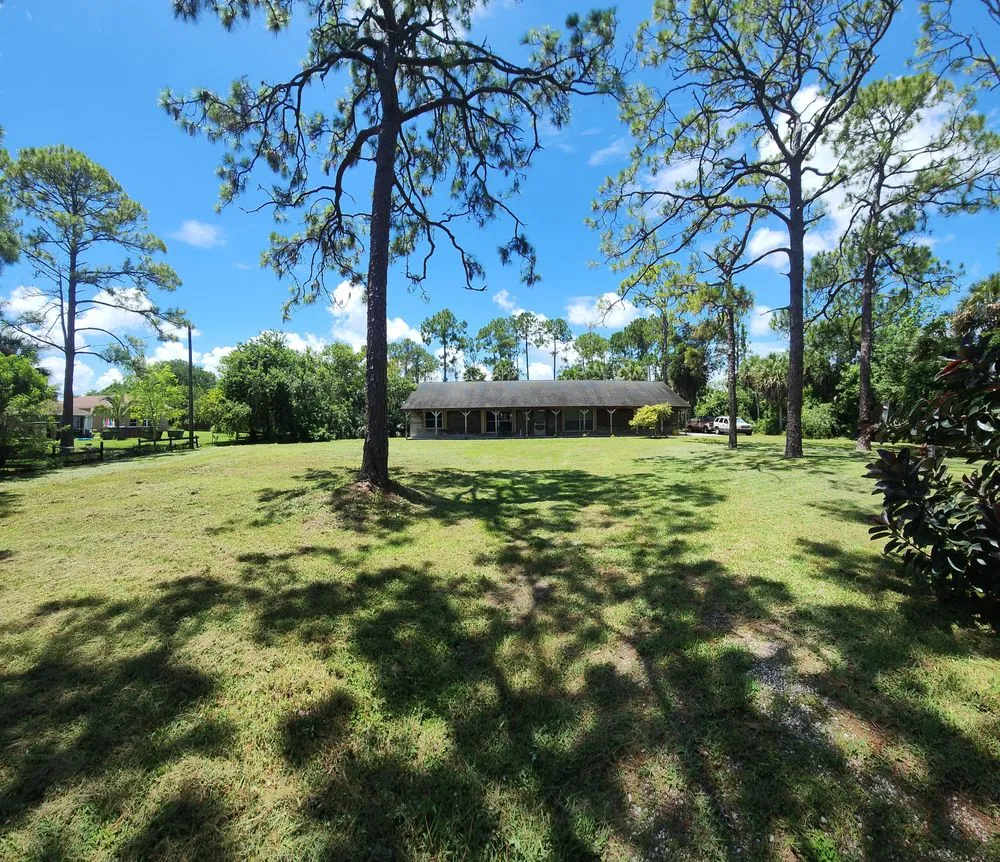 Local yard maintenance in Loxahatchee, FL by Rainy Days lawn & Property services