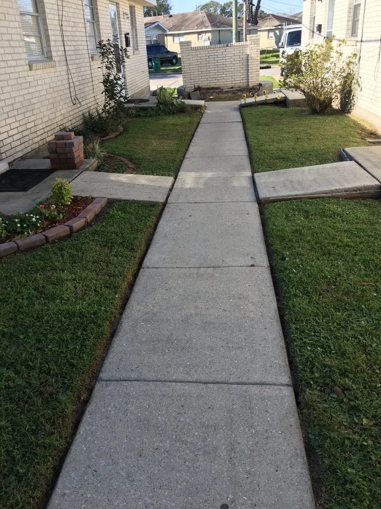 Professional yard cleanup service for homes across Jefferson, LA - R.Allen's Lawn Care, Landscaping,and Complete Yard Maintenance