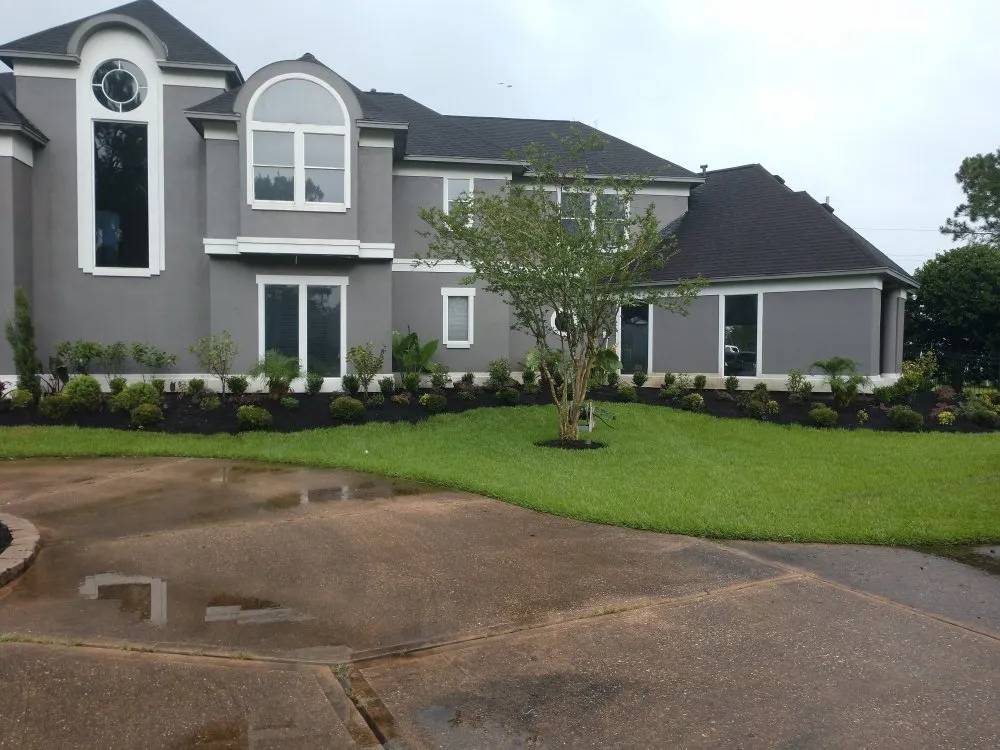 Top-rated lawn mowing service in Alvin, TX by Ramirez lawncare