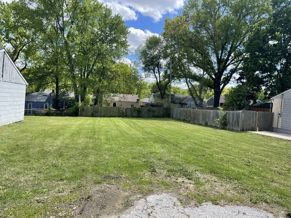 Trusted yard maintenance in Kansas City, KS by Ramos Lawn-Care & Landscaping