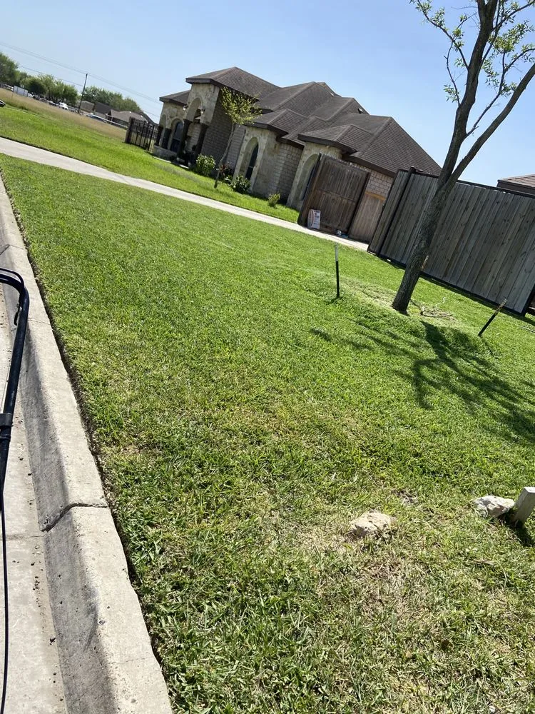 Trusted lawn mowing service with custom design across Edinburg, TX - Ramos Lawn Services