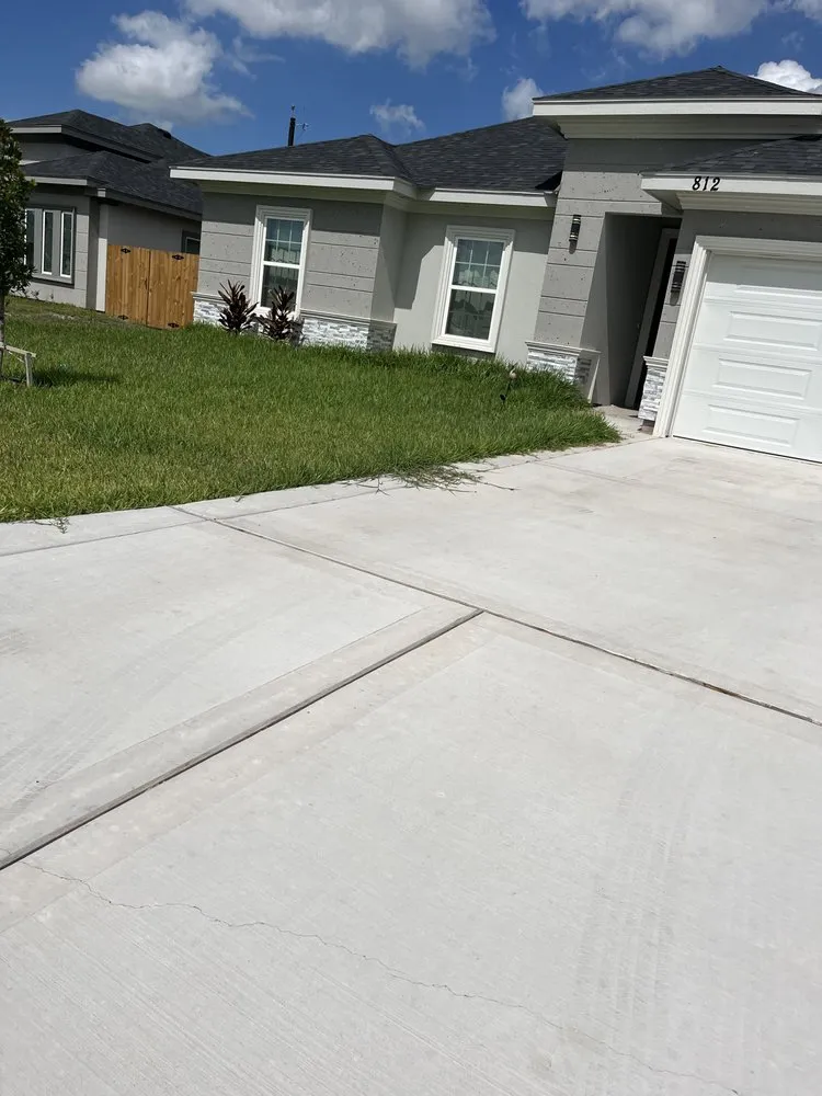 Affordable residential landscaping for year-round maintenance in Edinburg, TX by Ramos Lawn Services