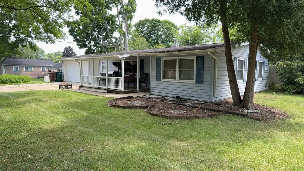 Custom outdoor landscaping experts serving Saint Johns, MI - Randy’s Lawn Care