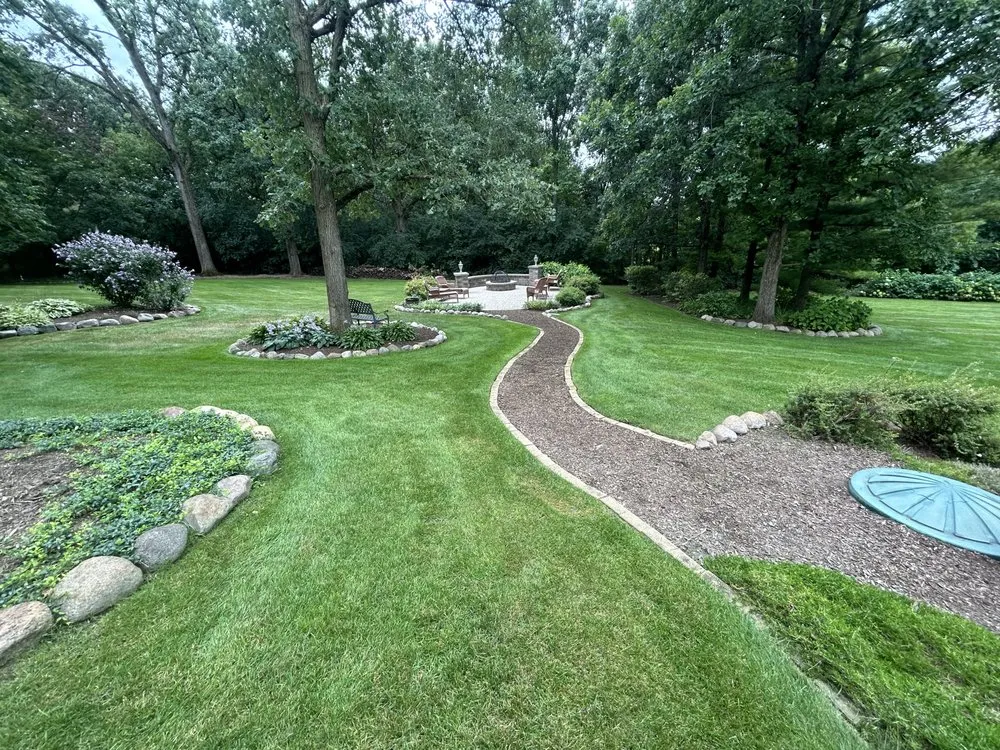 Reliable yard cleanup service in Round Lake Beach, IL by Rangeles Landscaping Service