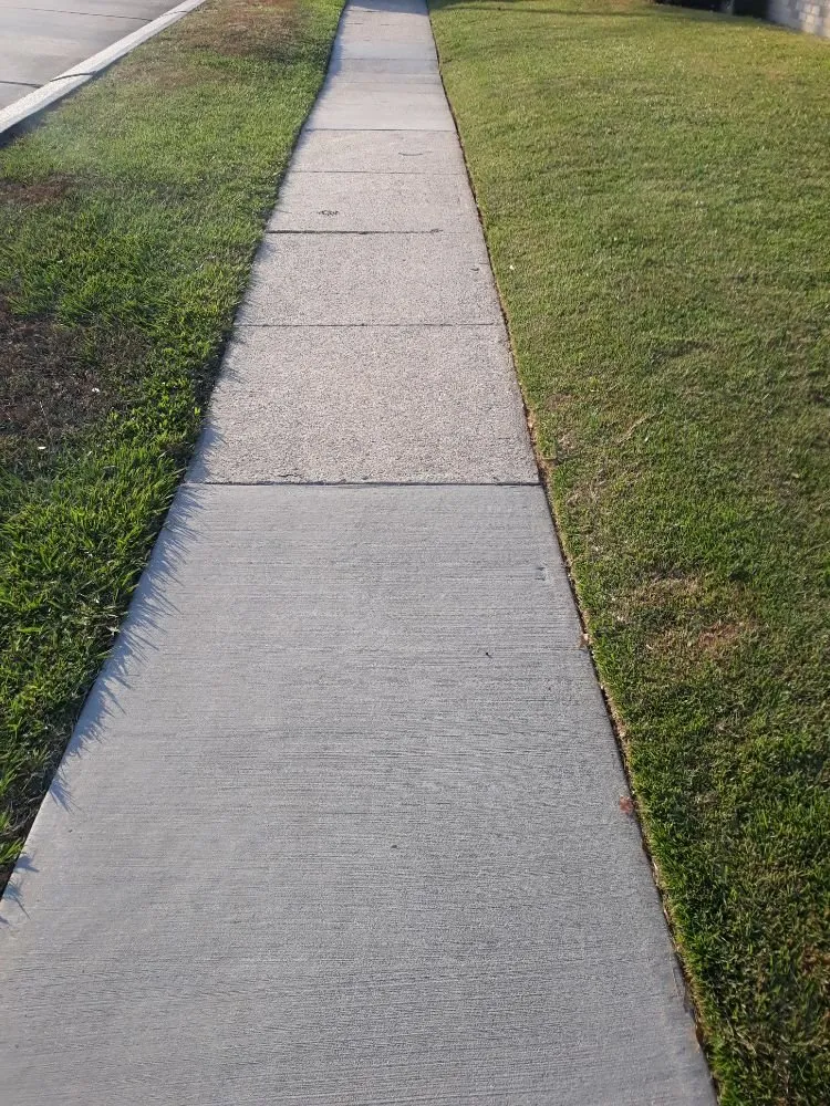 Reliable lawn mowing service near you in Metairie, LA by Raul's Mobile Lawn Care and Landscaping