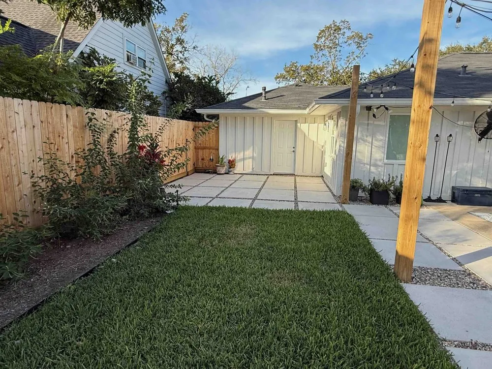 Expert yard maintenance for year-round maintenance in Houston, TX by Ravenscourt Landscaping & Design