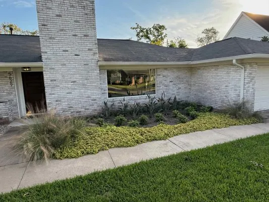 Ravenscourt Landscaping & Design Logo