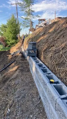 Ray Landscaping & Lawn Service Logo