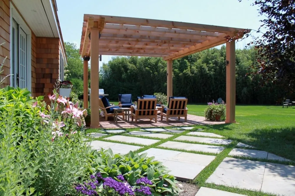 Expert outdoor landscaping experts serving Southampton, NY - Ray Smith & Associates