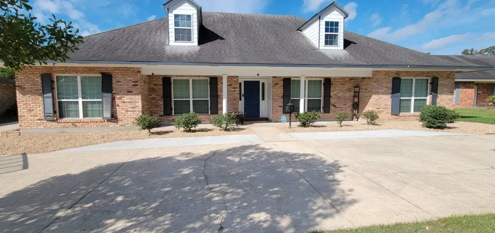 Expert yard maintenance in Gonzales, LA by Raymond Lawn & Landscape