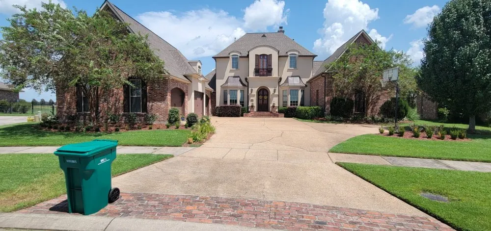 Top-rated lawn mowing service in Gonzales, LA - Raymond Lawn & Landscape