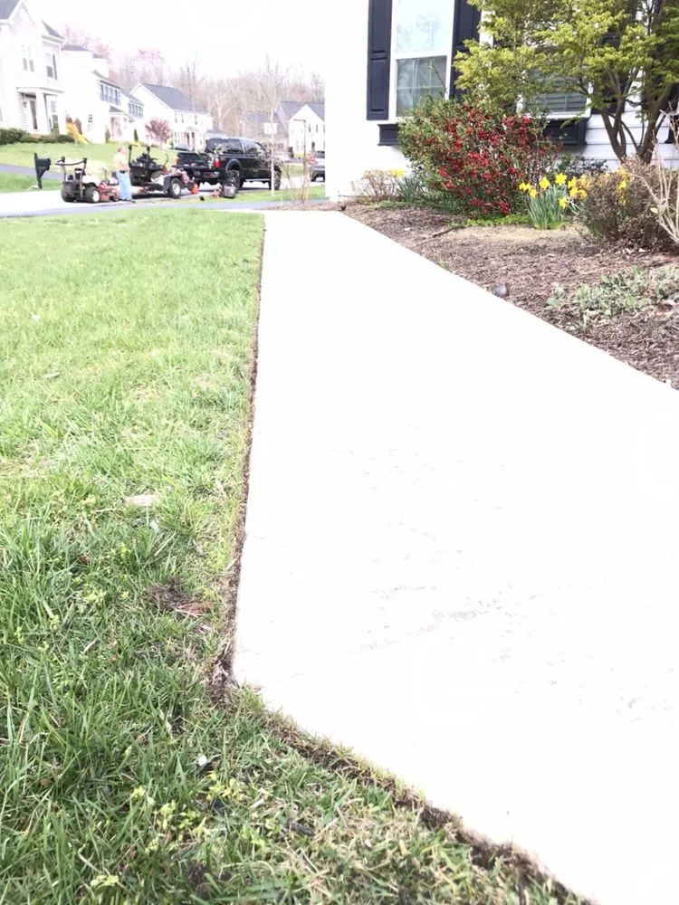 Top-rated yard cleanup service for residential properties in Lake Shore, MD by Razor Landscapes