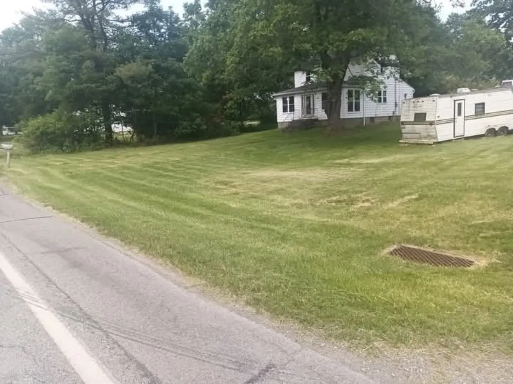 Affordable yard maintenance in Sharon, PA - Razor's Edge Property Management