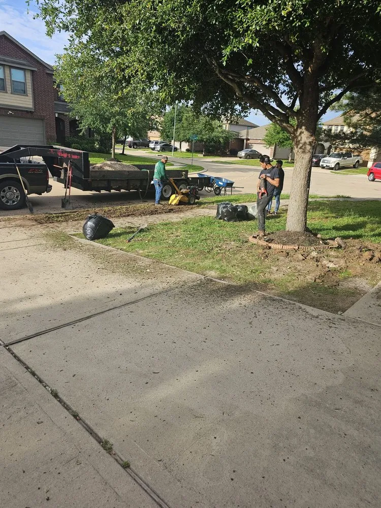 Local lawn mowing service for homes in Houston, TX by Razo’s Lawn & Landscaping