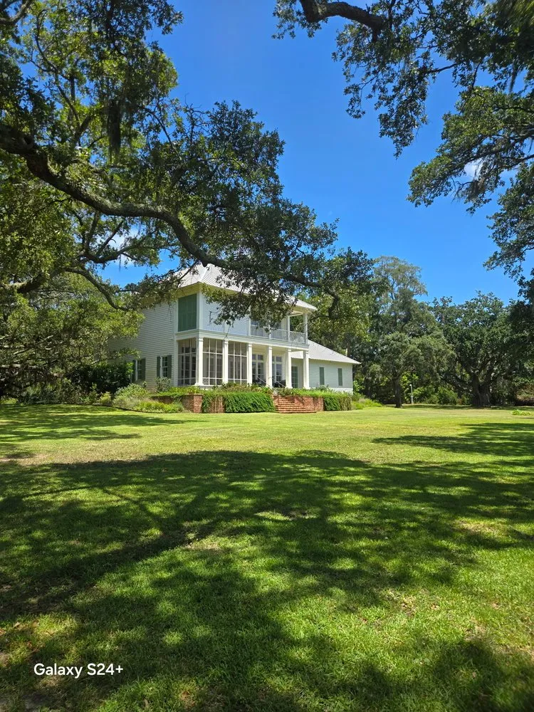 Affordable landscape design with custom design in Biloxi, MS by R&B Lawn Maintenance