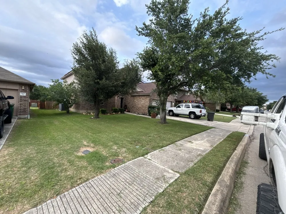 Top-rated lawn care service for homes in San Antonio, TX by RD Mowing