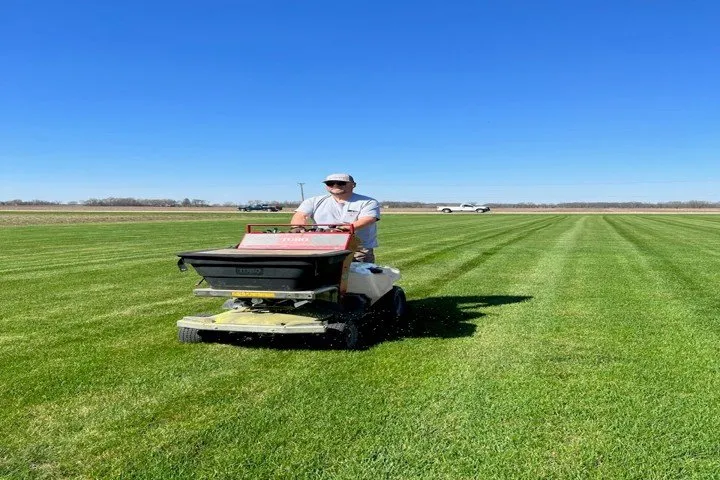 Custom lawn mowing service experts serving Grant Park, IL - Re-Green Fertilizing & Weed Control