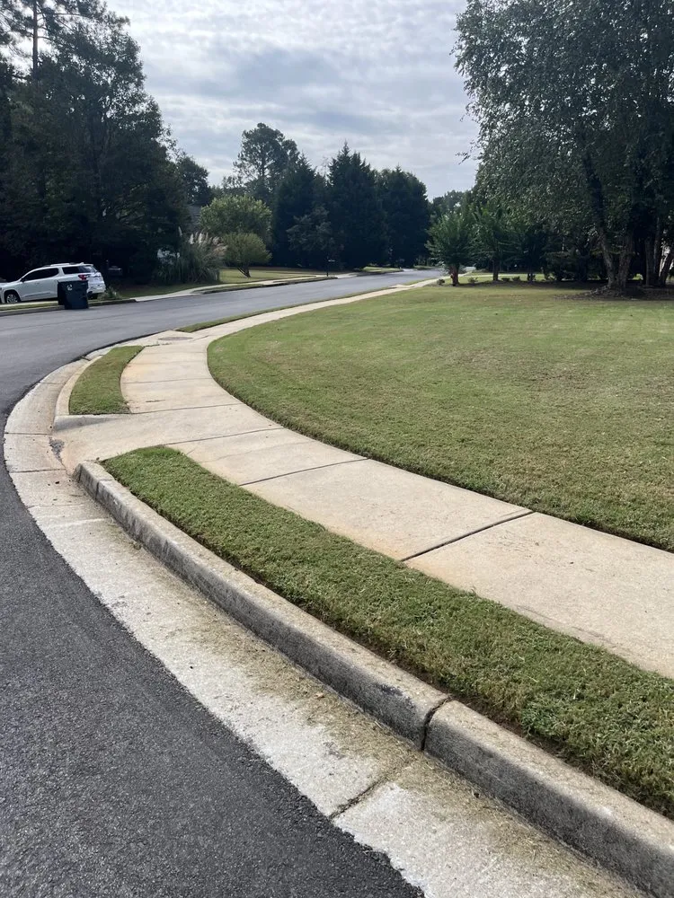 Custom yard maintenance in Locust Grove, GA by Reallyrick Landscaping