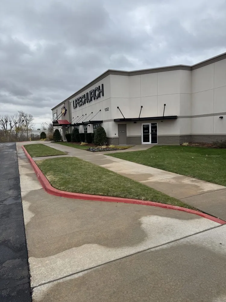 Reliable garden landscaping for year-round maintenance in Edmond, OK by Red Dirt Lawn & Landscape