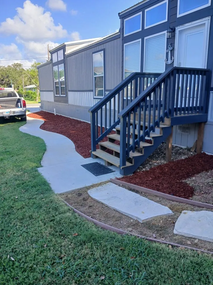 Top-rated yard maintenance in Rockport, TX by Red Horse Palms