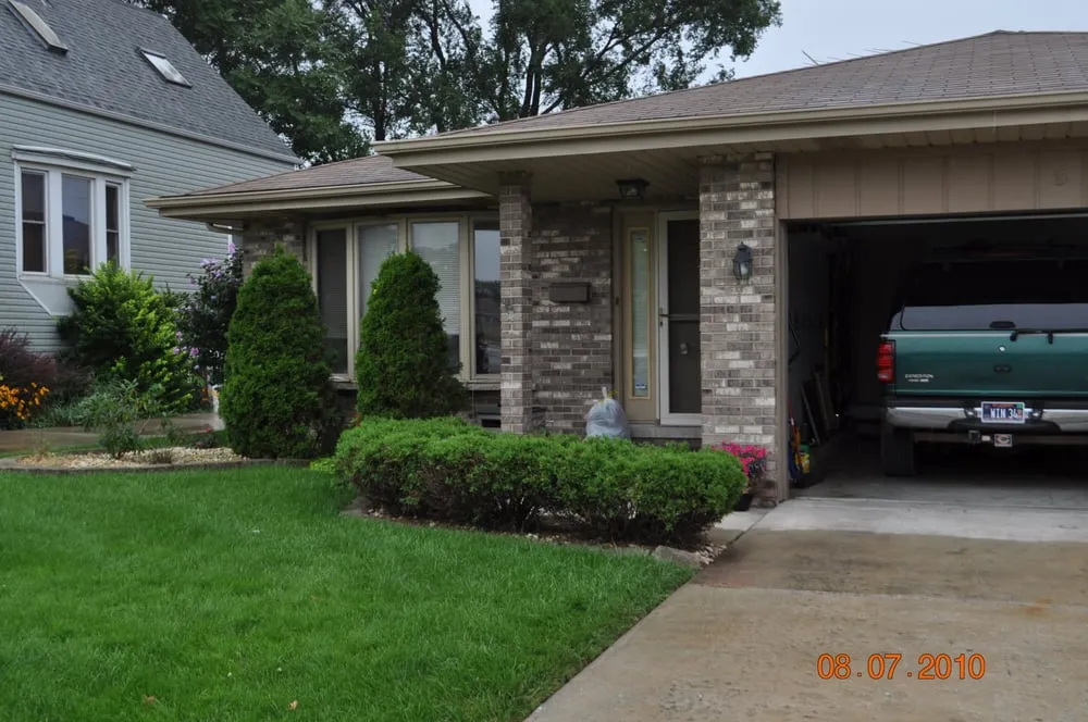 Affordable lawn mowing service in crestwood, IL - Red Oaks Landscaping