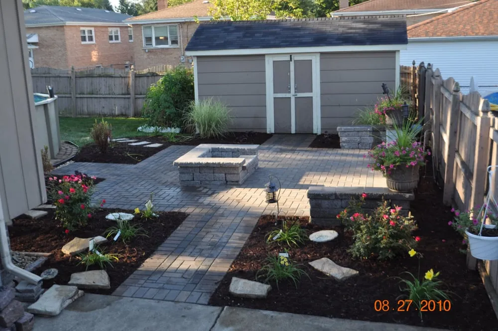 Custom outdoor landscaping experts serving crestwood, IL - Red Oaks Landscaping